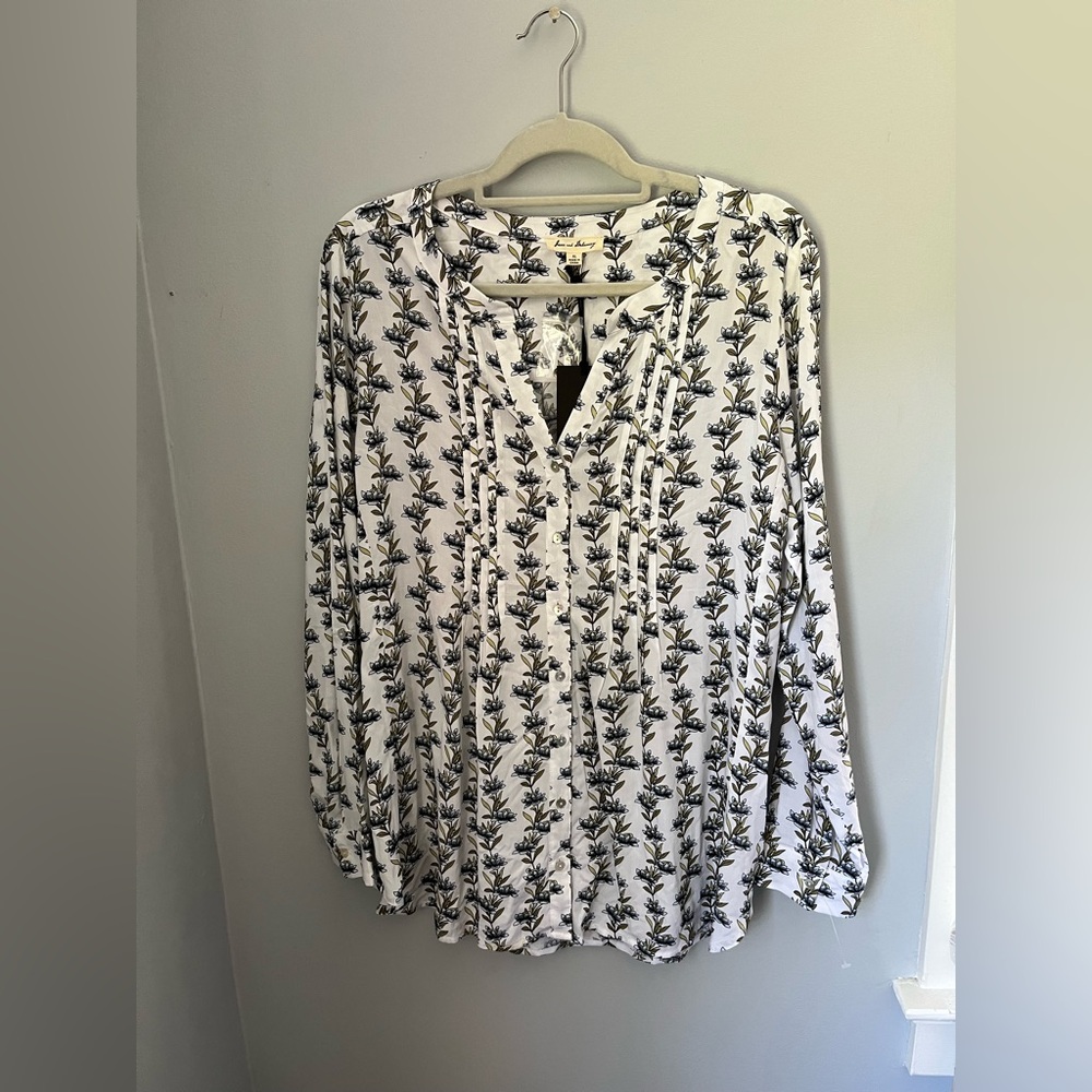 JANE AND DELANCEY, WHITE BLOUSE WITH BLUE FLORAL PRINT LONG SLEEVE BUTTON UP